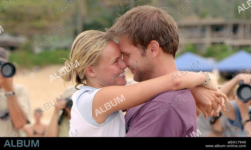 KATE BOSWORTH and MATTHEW DAVIS in BLUE CRUSH, 2002, directed by JOHN STOCKWELL. Copyright UNIVERSAL STUDIOS / JOHNSON, JOHN.