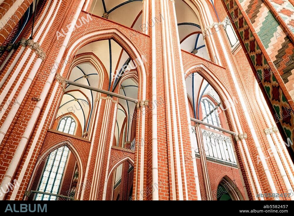 Bad Doberan (Mecklenburg-Vorpommern), ehem. Zisterzienserkloster, Klosterkirche. (erbaut 1294-1368). Innenansicht: Blick vom Südquerhaus in die Vierung. Foto.