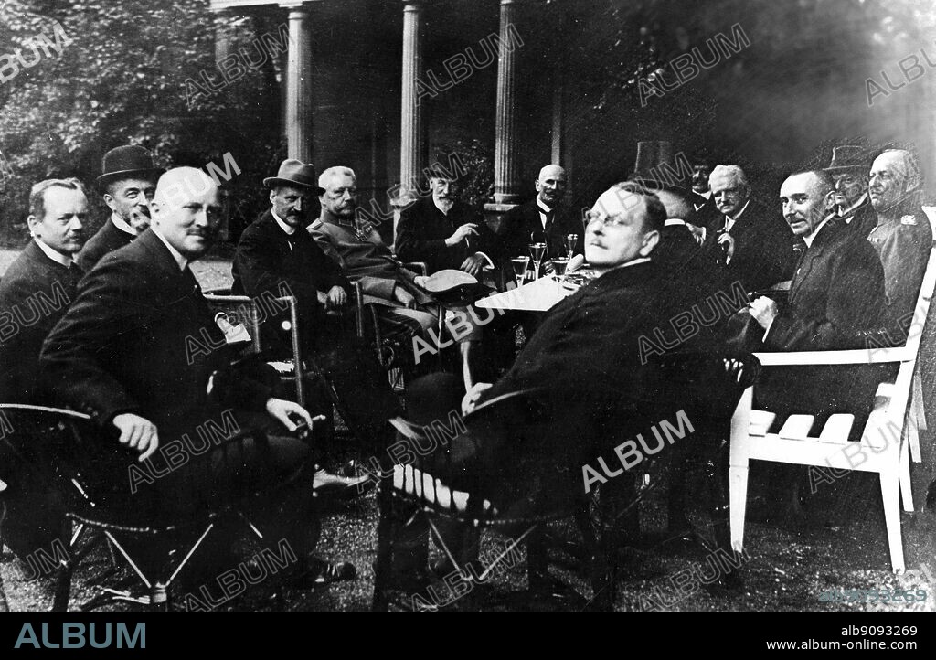 WW1/ 1917, Reichskanzler, Dr Michaelis (3rd left).. l-r: Westarp; Bruhn; Dr Michaelis, Hindenburg; Dr Rosicke; Geheimarat; von Halem; Schiffer (?), Prince Schonaich-Carolath; Staatssekretar; Dr Helfferich; Dr Stresemann; Ludendorf.