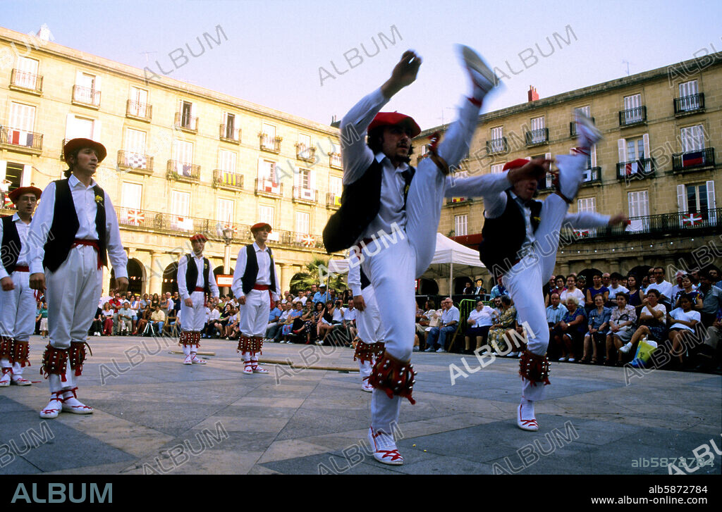 Bilbao, Semana Grande; danza tradicional en la plaza Nueva.