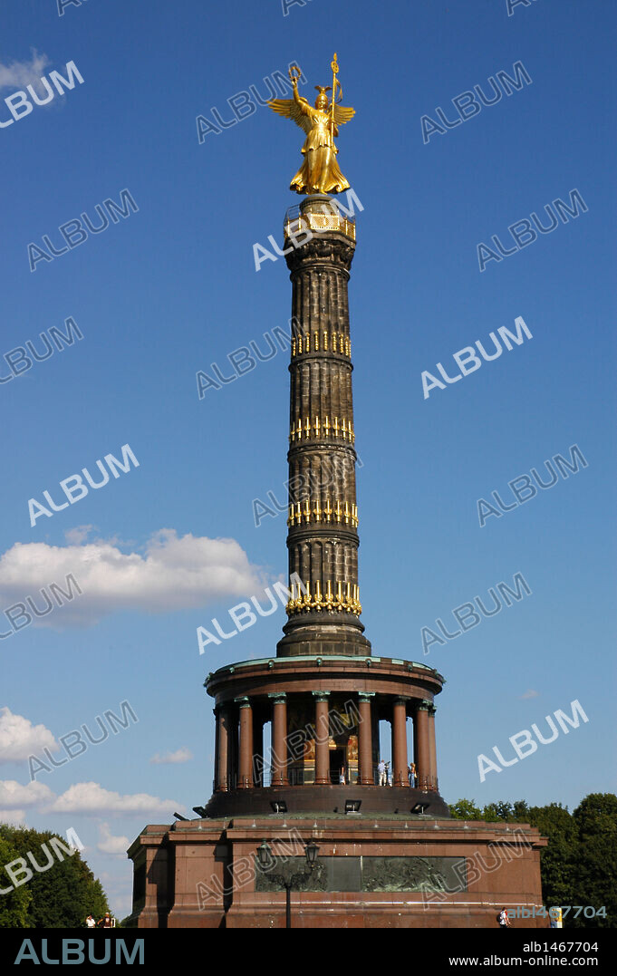 ALEMANIA. BERLIN. SIEGESSAULE (COLUMNA DE LA VICTORIA), erigida entre 1864 y 1873 por el arquitecto Johann Heinrich Strack (1805-1880) para conmemorar la victoria prusiana de 1864. S. XIX. Está coronada por una escultura de la diosa Victoria ('Nike' griega), representada como una mujer con alas, que porta la palma y una corona de laurel. Es obra del escultor alemán Friedrich Drake (1805-1882). Se encuentra en el Parque Tiergarten. Berlín. Alemania.