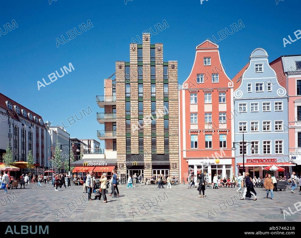 Rostock (Mecklenburg-Vorpommern), Kröpeliner Straße. Nordseite der Kröpeliner Straße / Ecke Breite Straße. Foto.