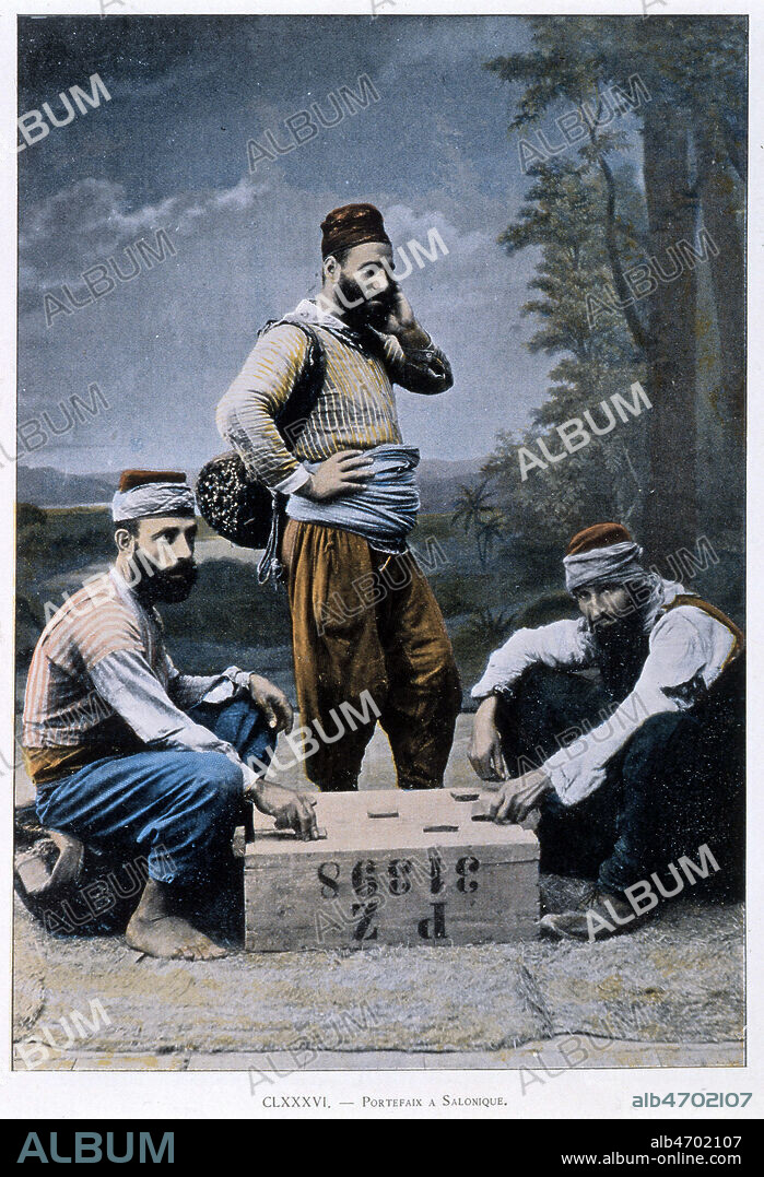 'Portefaix a Salonique' : jeu de la marelle sur une caisse. Photographie mise en couleur in. 'Autour du Monde' en 1896. Credit : Coll. Jonas/KHARBINE-TAPABOR.