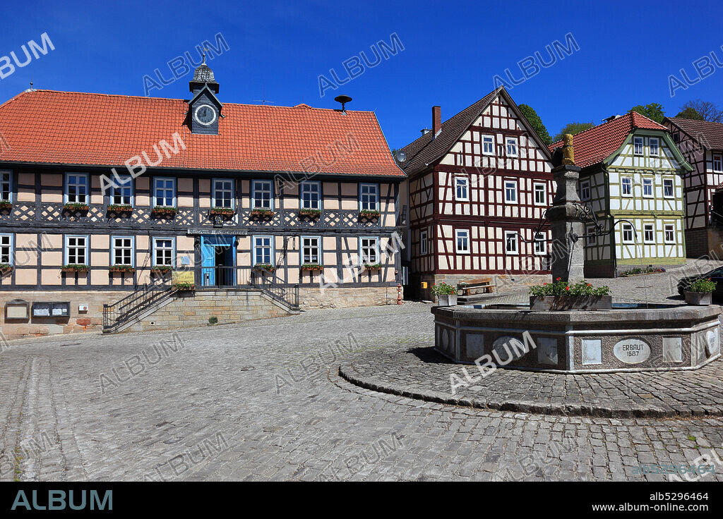 Second smallest city in Germany, Ummerstadt in the district of Hildburghausen, Marktplatz with the historic Town Hall, built in 1558, half-timbered houses, Thuringia, Germany  /  Zweitkleinste Stadt Deutschlands, Ummerstadt im Landkreis Hildburghausen, Marktplatz mit dem historischen Rathaus, 1558 erbaut, Fachwerkensemble, Thueringen, Deutschlands.