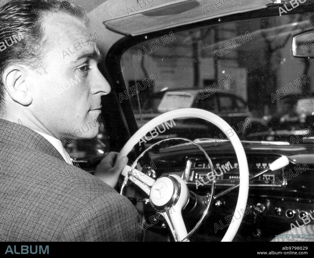 Diciembre 1959. Alfredo Di Stefano, Conduciendo su Coche, se Dirige A su casa después del entrenamiento diario.