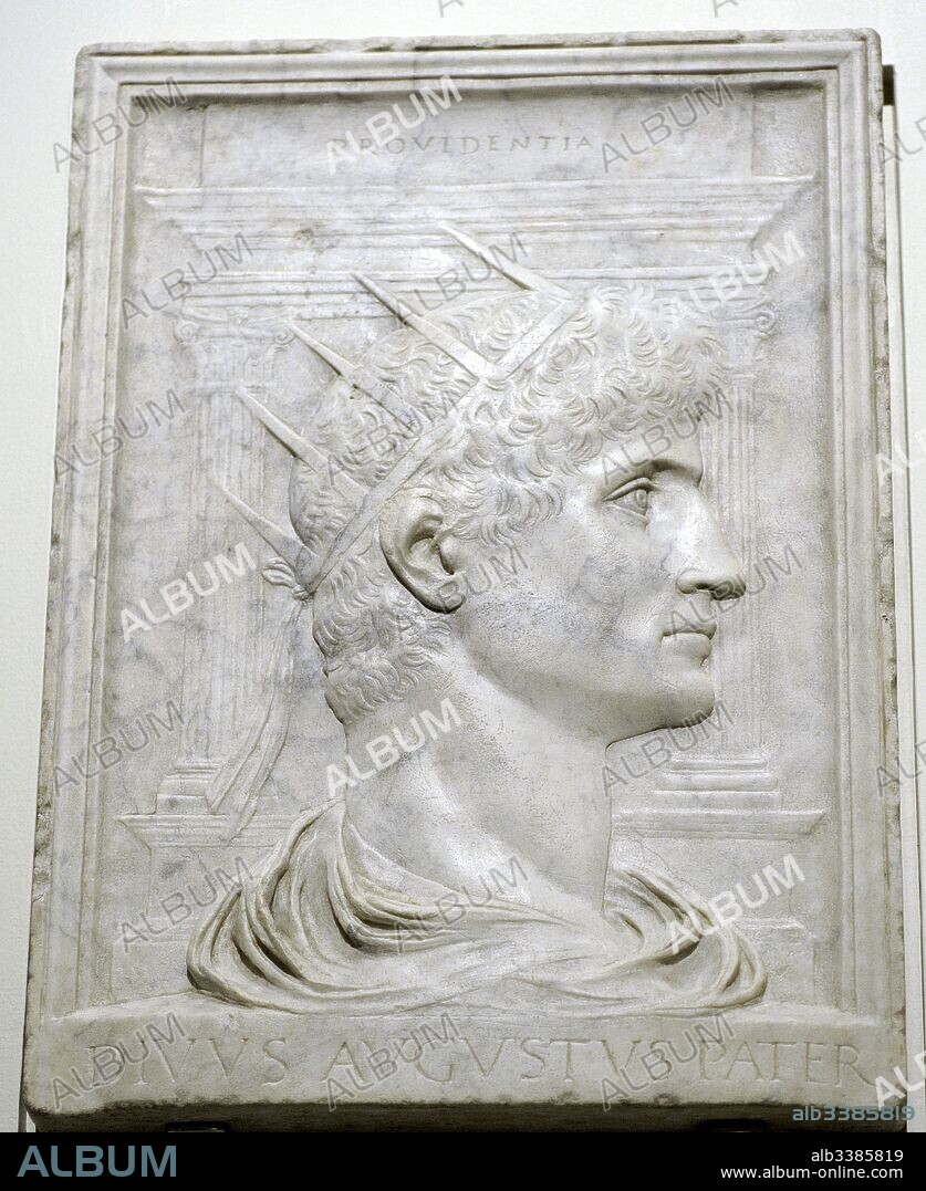 Augusto (63 a. C. -14). Emperador romano de la Dinastía Julio-Claudia. Talla en mármol con el retrato del emperador de perfil con corona radiada e ínfulas. Obra de Pietro Urbano (siglo XVI). Procede de la antigua Casa Mai-Pinós, Plaza Cucurulla, Barcelona. Museo Nacional de Arte de Cataluña (MNAC). Barcelona. Cataluña. España.