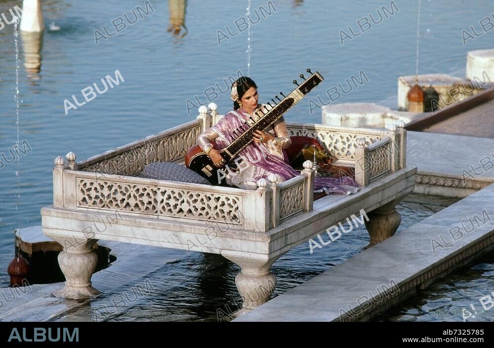 Syed (Sayyad), Tahira, born 1958, Pakistani ghazal and folk singer. Tahira Syed playing the sitar in the Shalimar Gardens of Lahore (Pakistan). Photo, November 1981.
