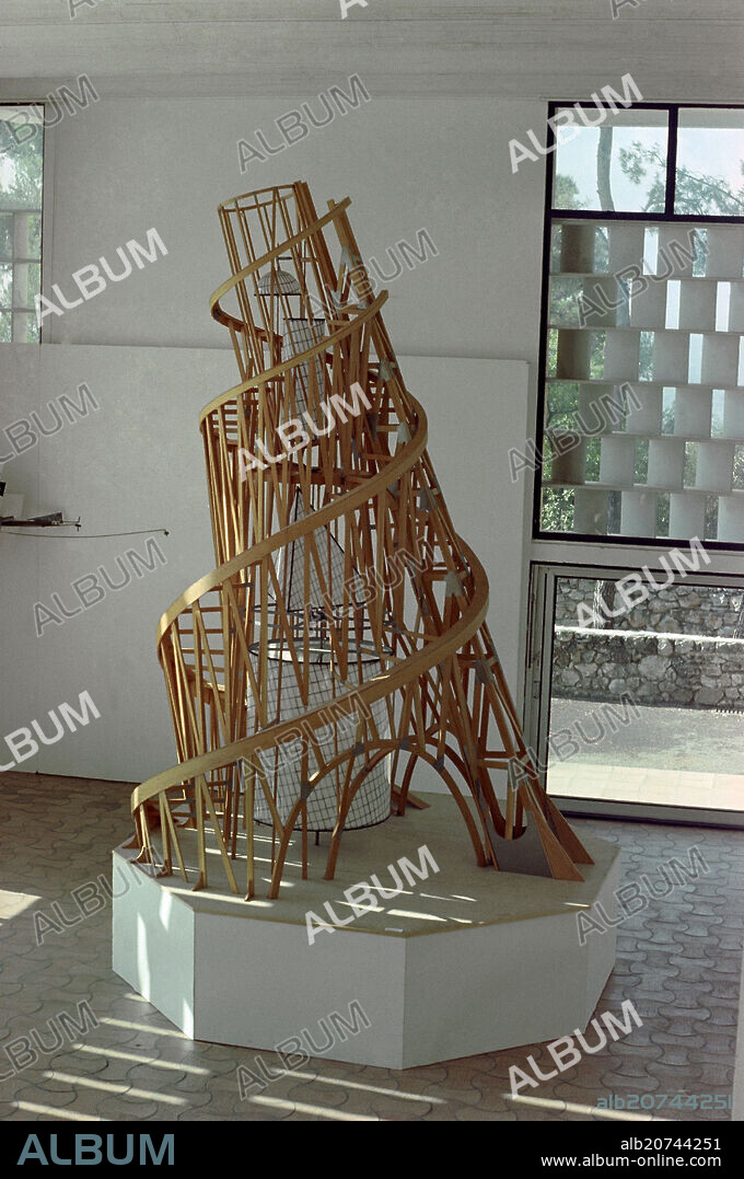 VLADIMIR TATLIN (1885-1953). MAQUETA DEL MONUMENTO A LA III INTERNACIONAL - 1919.