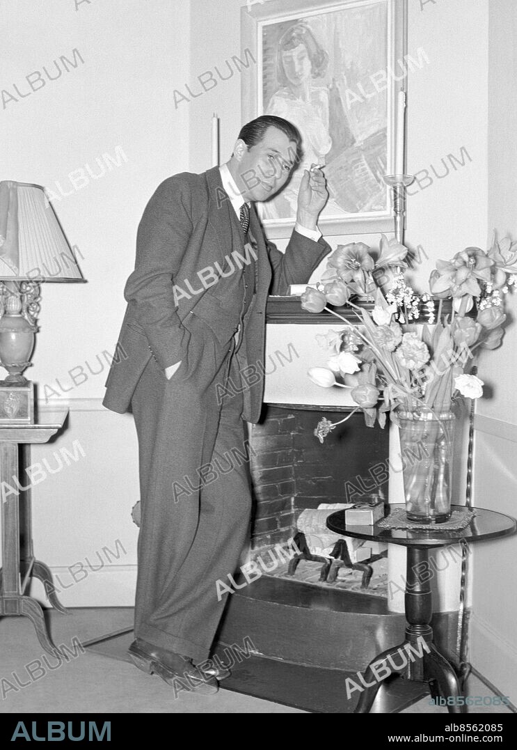 ARKIV 1944 . Georg Rydeberg (1907-1983), skådespelare som i slutet av sin levnad blev känd för en ny publik när han läste Nyårsklockan i TV från Sollidenscenen på Skansen. Rydeberg gick Dramatens scenskola 1929-1931 varefter han var verksam vid Blancheteatern under några år. Sitt genombrott på film fick han i "En kvinnas ansikte" 1938. Han är en legendomsusad dramatenaktör.. Här i sitt hem vid Karlaplan i Stockholm.. Georg Rydeberg, Swedish actor.. Foto: TT / Kod 1900.