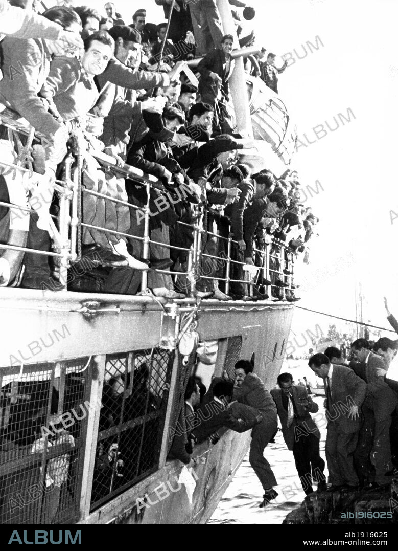 Repatriados de la división Azul a bordo del barco Semiramis, de la Cruz roja francesa, a su llegada a Barcelona. Año 1954.