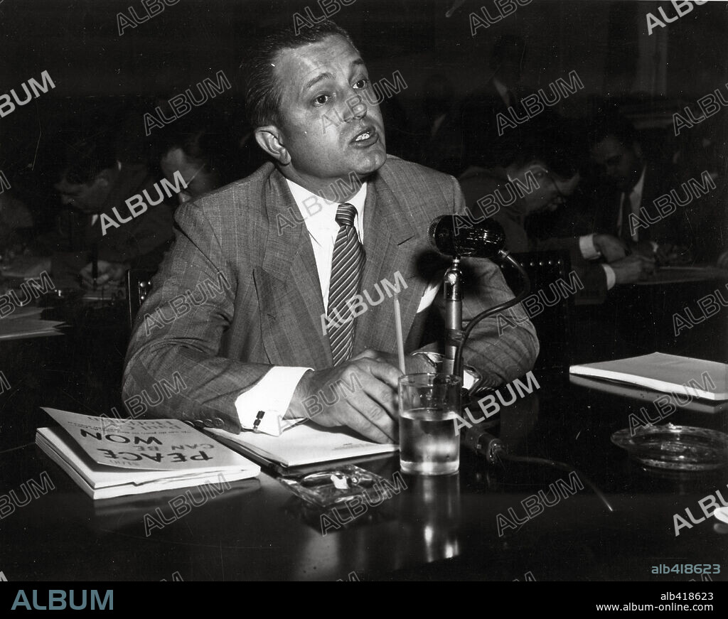 EDWARD DMYTRYK in MISC: CAZA DE BRUJAS. The American film director Edward Dmytryk in a process during McCarthyism.