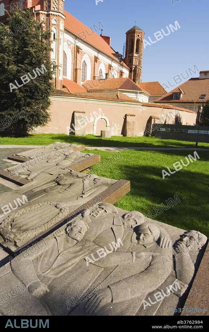 Church of Bernardino Bernadine monastery, a 16th century Gothic building, and memorial monument, Old Town, UNESCO World Heritage Site, Vilnius, Lithuania, Baltic States, Europe.