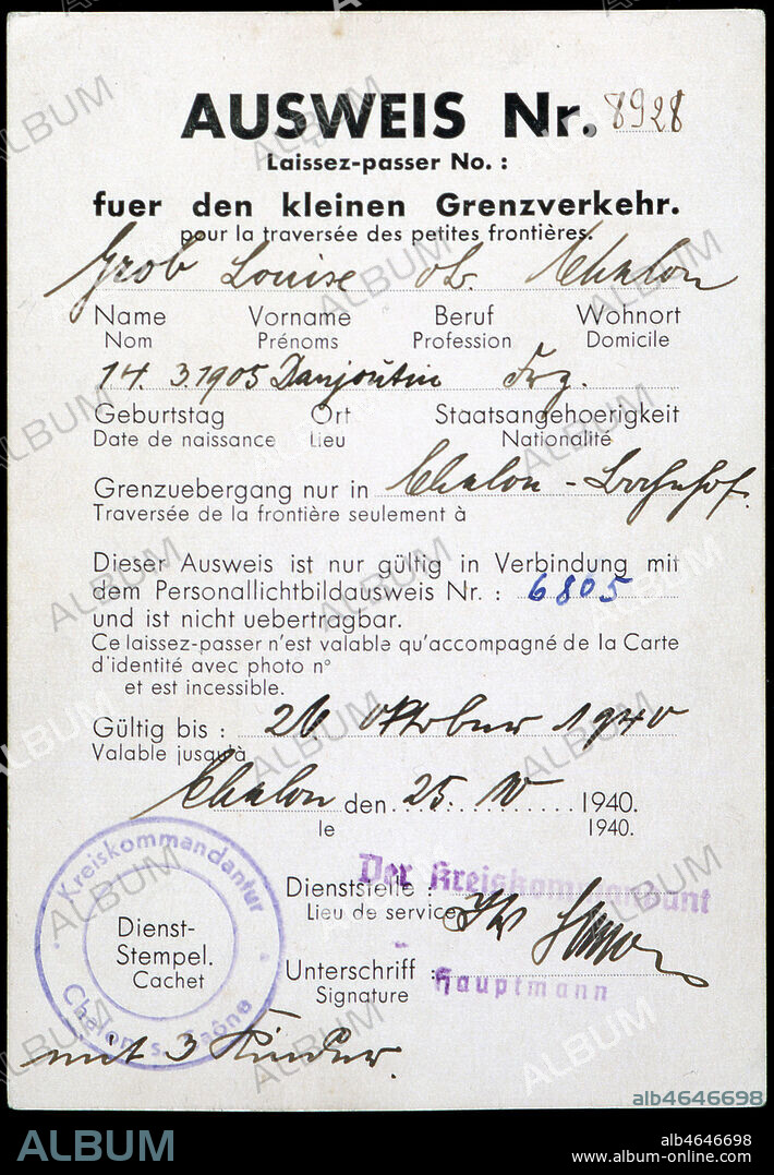 Laissez-passer pour la ligne de demarcation de 1940 pendant la deuxieme guerre mondiale 1939-1945 en France. Credit: Collection KHARBINE-TAPABOR.