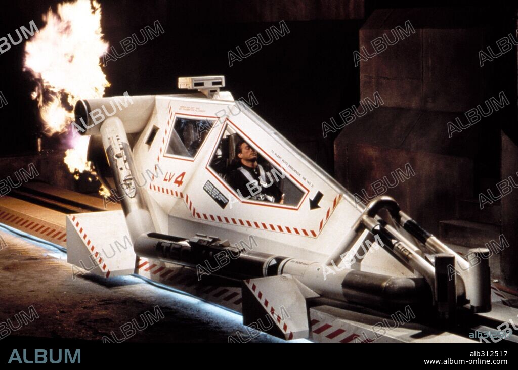 JEAN-CLAUDE VAN DAMME in TIMECOP, 1994, directed by PETER HYAMS. Copyright UNIVERSAL PICTURES / LEDERER, JOE.
