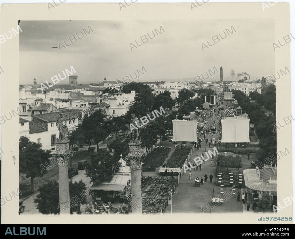 Sevilla, junio de 1930. Cine de verano en la Alameda de Hércules.
