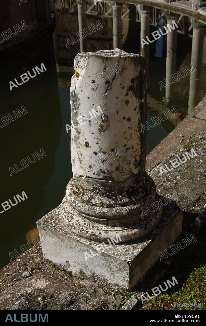 ARTE ROMANO. ITALIA. VILLA ADRIANA. Villa imperial construída en el siglo II por orden del emperador Adriano (76-138). TEATRO MARITIMO. Detalle de una COLUMNA. Cercanías de Tivoli.