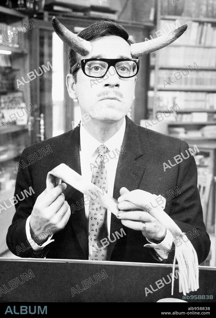 JOSE LUIS LOPEZ VAZQUEZ en OPERACION CABARETERA, 1967, dirigida por MARIANO OZORES HIJO.