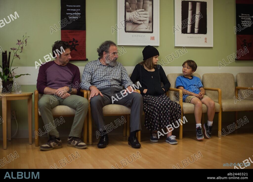 JOEY KING, MANDY PATINKIN, PIERCE GAGNON and ZACH BRAFF in WISH I WAS HERE, 2014, directed by ZACH BRAFF. Copyright WORLDVIEW ENTERTAINMENT / WALLACE, MERIE W.