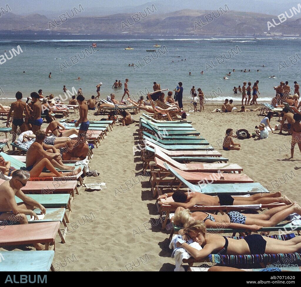 PLAYA DE LAS CANTERAS - TUMBONAS - FOTO AÑOS 60.