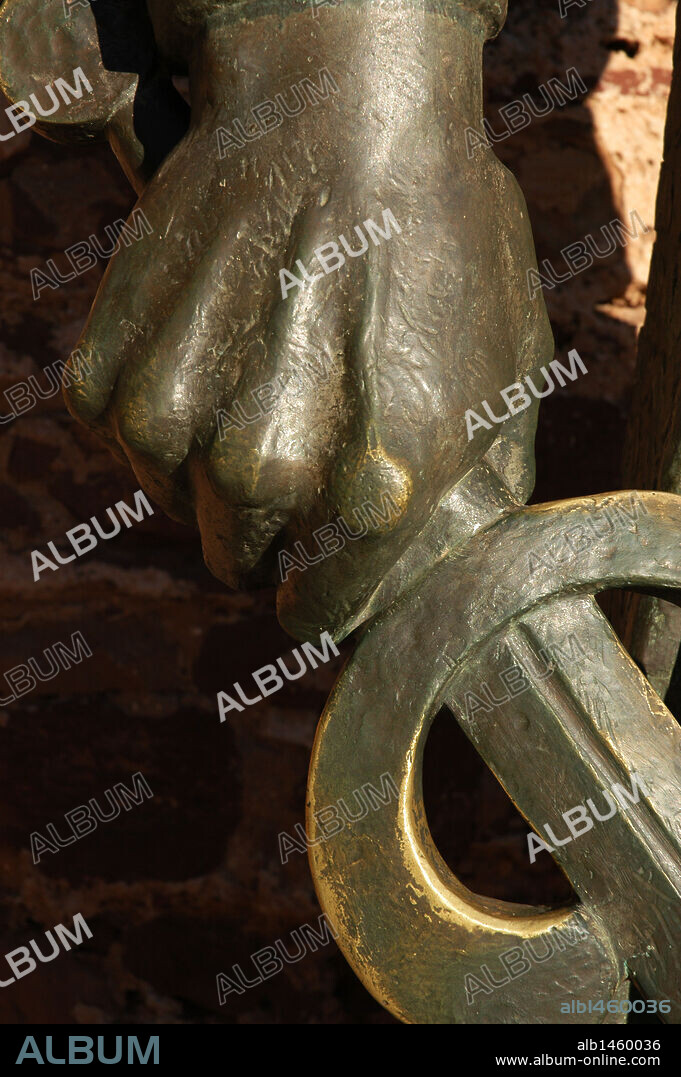 Sancho I (1154-1212). Rey de Portugal. Estatua del rey situada junto a la entrada del castillo. Realizada en bronce por Leopoldo de Almeida (1898-1975), 1965. Detalle de la mano empuñando la espada. Silves. El Algarve. Portugal.