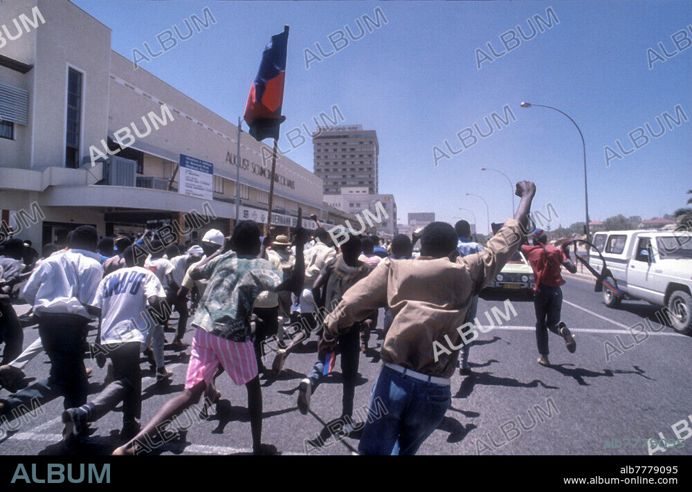 Namibia, Namibia's way to independence (1884-1920 colony German South-West Africa, 1920 to 1990 as a mandate of the League of Nations part of South Africa), spontaneous demonstration of predominantly black people (supporters of the Swapo and independence of Namibia) before the first free elections in Namibia. The demonstrators walk in Windhoek on Kaiserstrasse to the equestrian monument in the center of the city. Windhoek, November 1989.