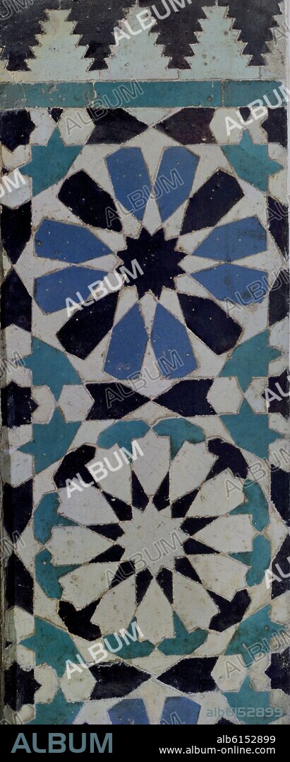 DETALLE DE UN ZOCALO DE ALICATADOS NAZARI CON ALMENAS ESCALONADAS - SIGLO XIII.
