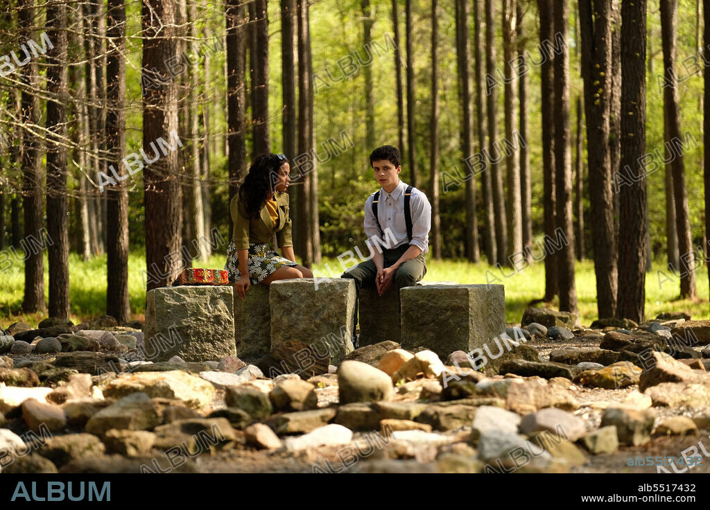 LUCAS JADE ZUMANN und TAYLOR RUSSELL in DR. BIRD'S ADVICE FOR SAD POETS, 2020, unter der Regie von YANIV RAZ. Copyright Kreate Films / WeatherVane Productions.