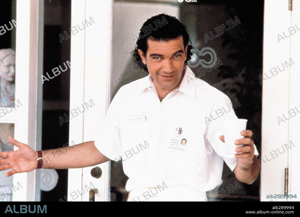 ANTONIO BANDERAS in MIAMI RHAPSODY, 1995, directed by DAVID FRANKEL. Copyright BUENA VISTA.