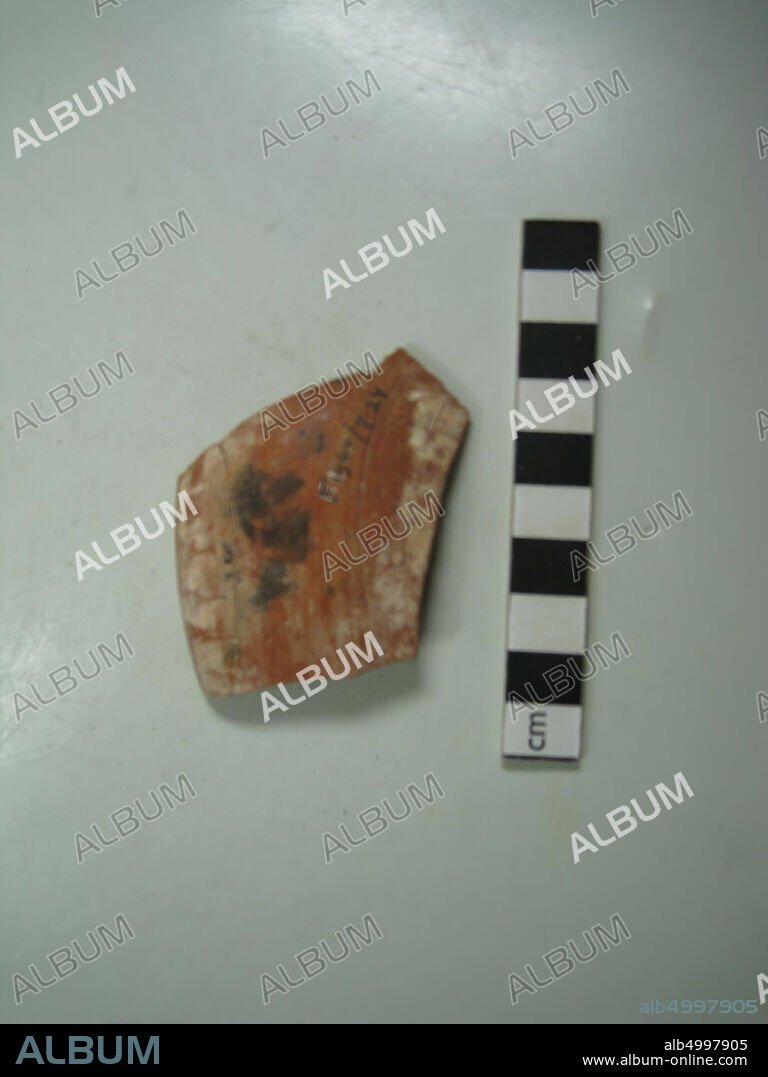 shard, red-brown, triangular motif, traces of plant or floral pattern in beige on reddish-brown background, shard, earthenware, 5 x 4 cm, Meroitische Period, 2nd-4th century A.D., Egypt.