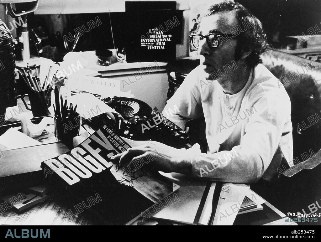 WOODY ALLEN en SUEÑOS DE SEDUCTOR, 1972 (PLAY IT AGAIN, SAM), dirigida por HERBERT ROSS. Copyright PARAMOUNT PICTURES.