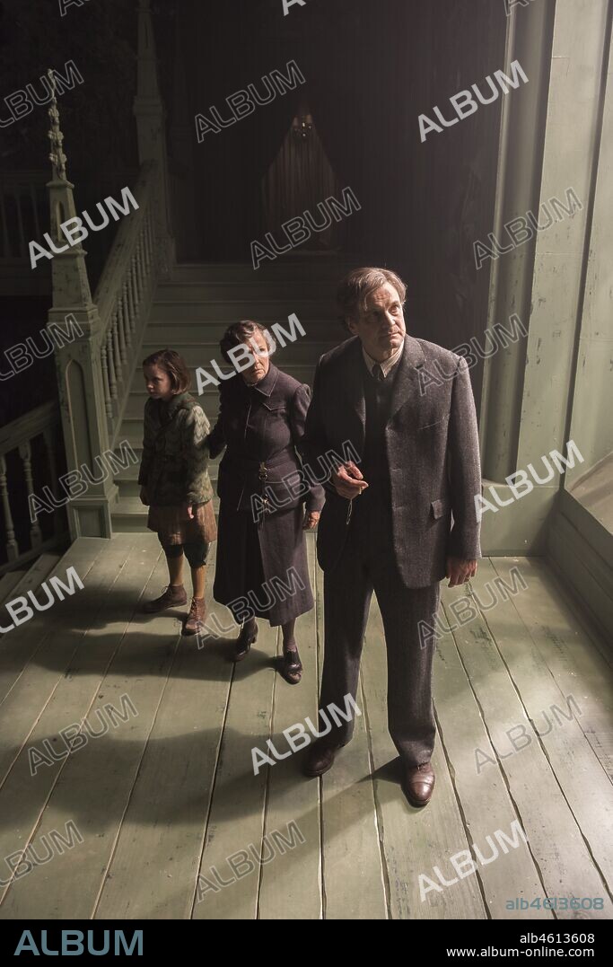 COLIN FIRTH, DIXIE EGERICKX y JULIE WALTERS en EL JARDÍN SECRETO, 2020 (THE SECRET GARDEN), dirigida por MARC MUNDEN. Copyright HEYDAYFILMS/STUDIOCANAL.