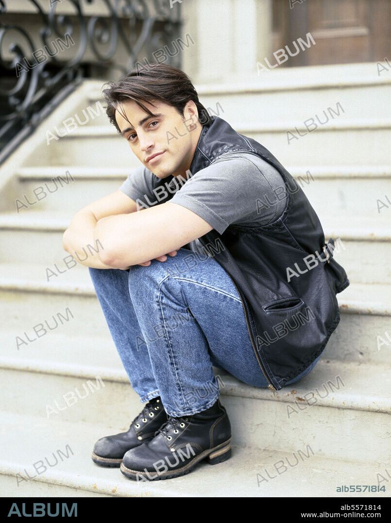 MATT LEBLANC in FRIENDS, 1994, directed by GAIL MANCUSO, GARY HALVORSON, JAMES BURROWS, MICHAEL LEMBECK and PETER BONERZ. Copyright WARNER BROS. TELEVISION.