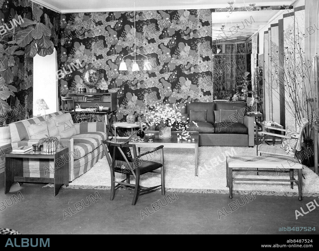 Stockholm 1949-10-25. Interiör av ett vardagsrum på utställning på Svenskt tenn. Tyget i bakgrunden är gjort av Josef Frank och heter "Anakreon". Foto: SvD / TT / kod 12014.