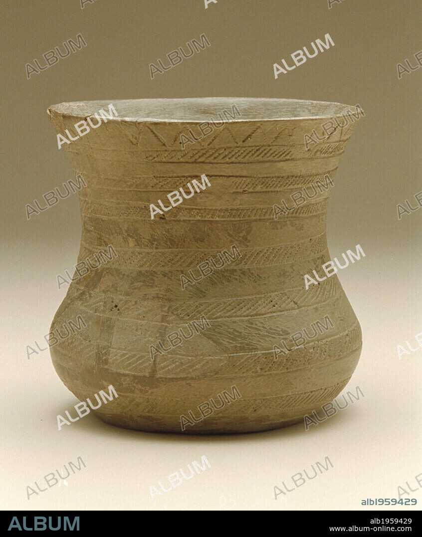 ARTE PREHISTORICO. NEOLITICO. ESPAÑA. VASO CAMPANIFORME procedente del Yacimiento Arqueológico Dolmen de Entretérminos, en Collado Villalba, Comunidad de Madrid. Museo Arqueológico Regional de la Comunidad de Madrid. Alcalá de Henares.