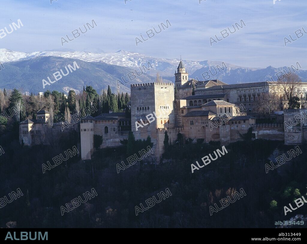 Perfil de La Alhambra desde San Nicolás (Albaicín), con Sierra Nevada al fondo.Granada.España.