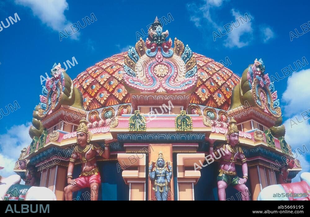 Port Louis (Mauritius), Tamil-Tempel - Sockalingum Meenatchee Ammen (größter Tamilentempel auf Mauritius, erbaut 1854, 1989 renoviert). Teilansicht: Hauptkuppel des Tempels. Foto, Februar 2002.