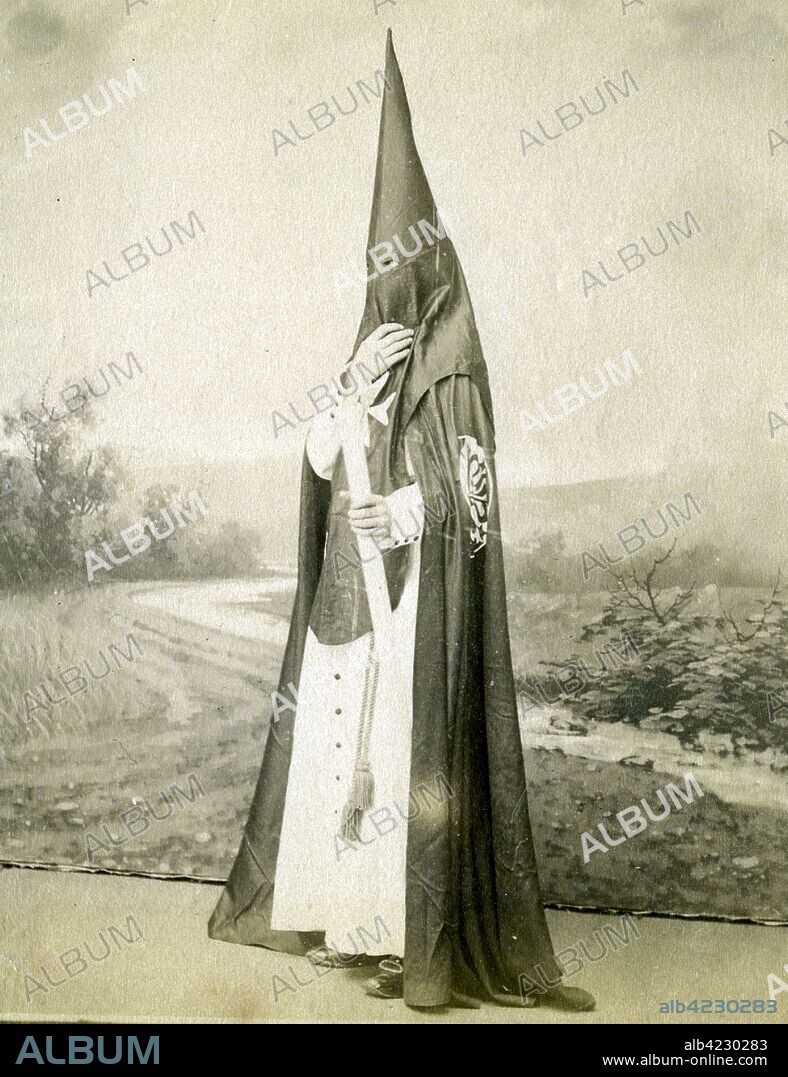 Sevilla. Semana Santa, nazareno de la cofradía de la Sagrada Oración del Huerto.