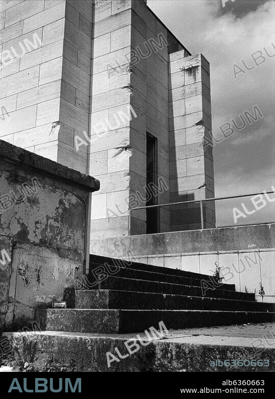 Nürnberg, Reichsparteitaggelände, Haupttribüne auf dem Zeppelinfeld. (Architekt: Albert Speer, erbaut 1934-1937). Teilansicht. Foto, 1993. Aus dem Projekt: Memorials Archive.
