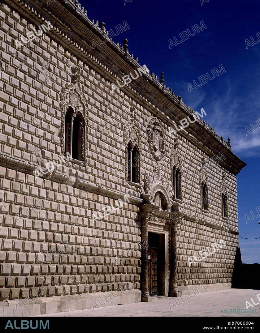 LORENZO VAZQUEZ DE SEGOVIA-ARQUITECTO RENACENTIS. PALACIO DUCAL DE COGOLLUDO (CONSTRUIDO HACIA EL AÑO 1500) ARQUITECTURA RENACENTISTA CON REMINISCENCIAS GOTICAS.