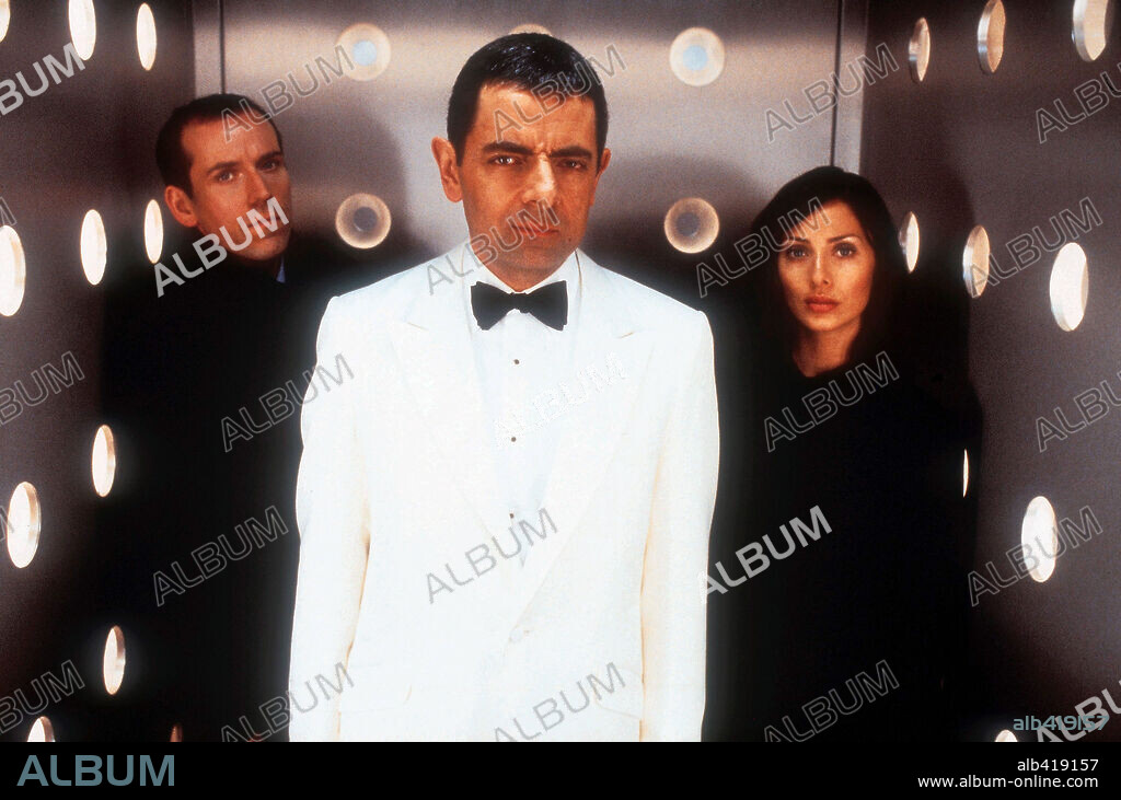 BEN MILLER, NATALIE IMBRUGLIA and ROWAN ATKINSON in JOHNNY ENGLISH, 2003, directed by PETER HOWITT. Copyright ROGUE MALE FILMS LTD.