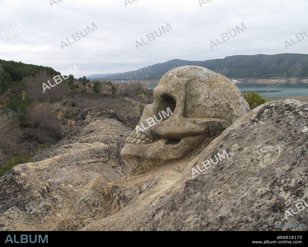JORGE JUAN MALDONADO (1962-) Y EULOGIO REGUILLO. LA CALAVERA - 1998 - 1,5 m - ESCULTURA EN LA RUTA DE LAS CARAS DE BUENDIA.