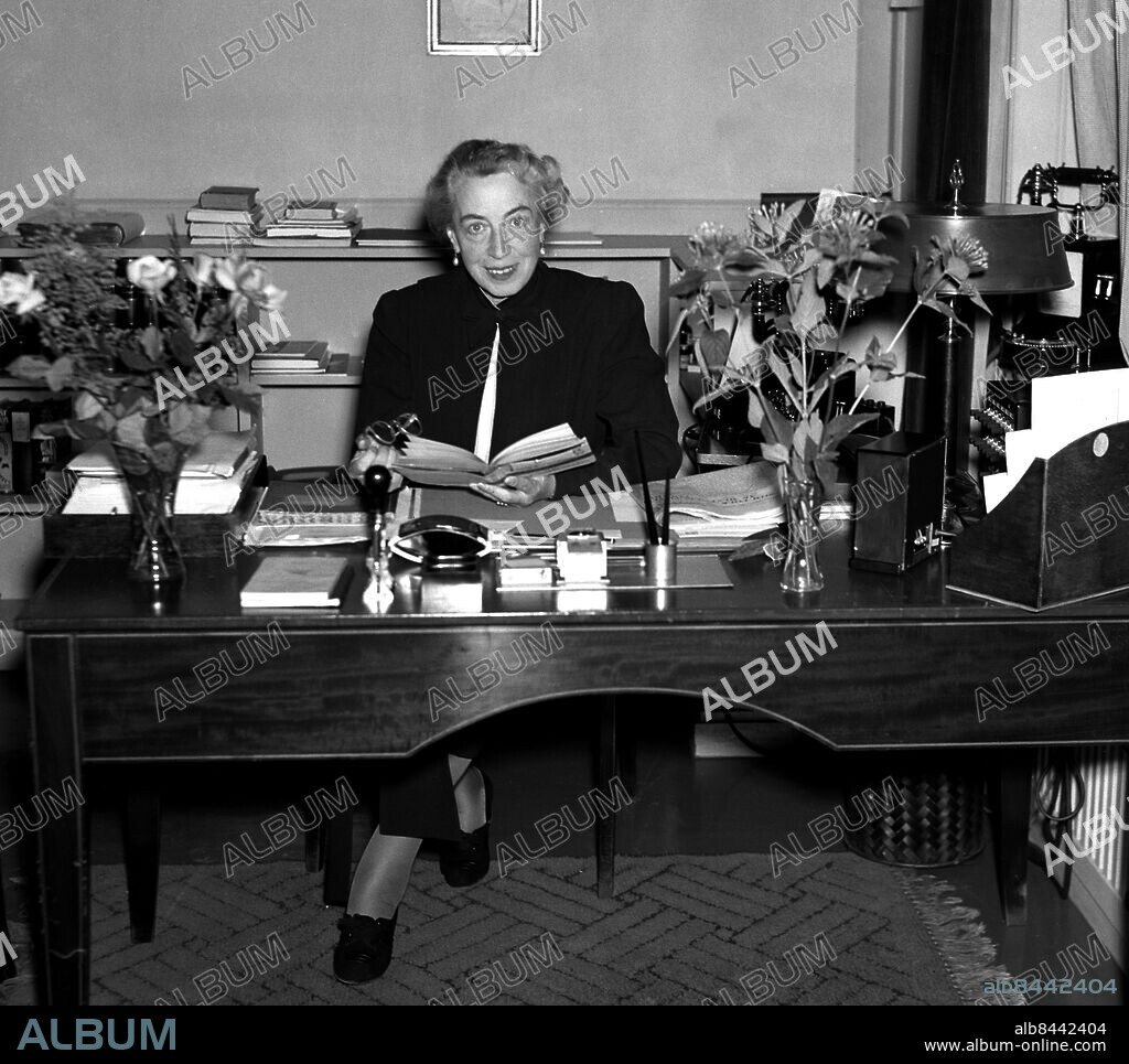ARKIV 1938, Pauline Brunius, född Lindstedt (1881-1954), skådespelerska och teaterchef. 1926 övertog hon ledningen för Oscarsteatern tillsammans med Gösta Ekman och maken John W. Brunius. Bilden är tagen i chefsrummet på Dramaten. Brunius efterträdde Olof Molander som chef för Dramaten 1938.. Pauline Brunius, swedish actor and theatre director.. Foto: TT Historical/1900. Scanpix Sweden.