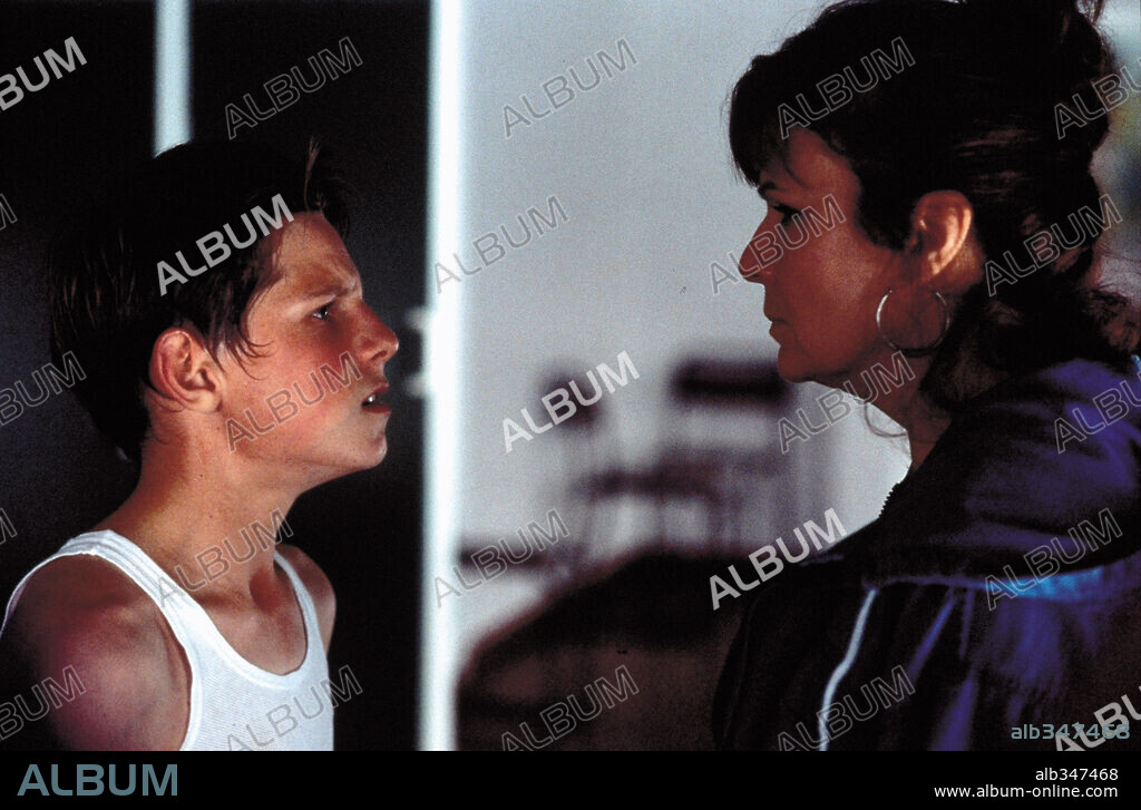 JAMIE BELL et JULIE WALTERS dans BILLY ELLIOT, 2000, réalisé par STEPHEN DALDRY. Copyright UNIVERSAL / KEYTE, GILES.