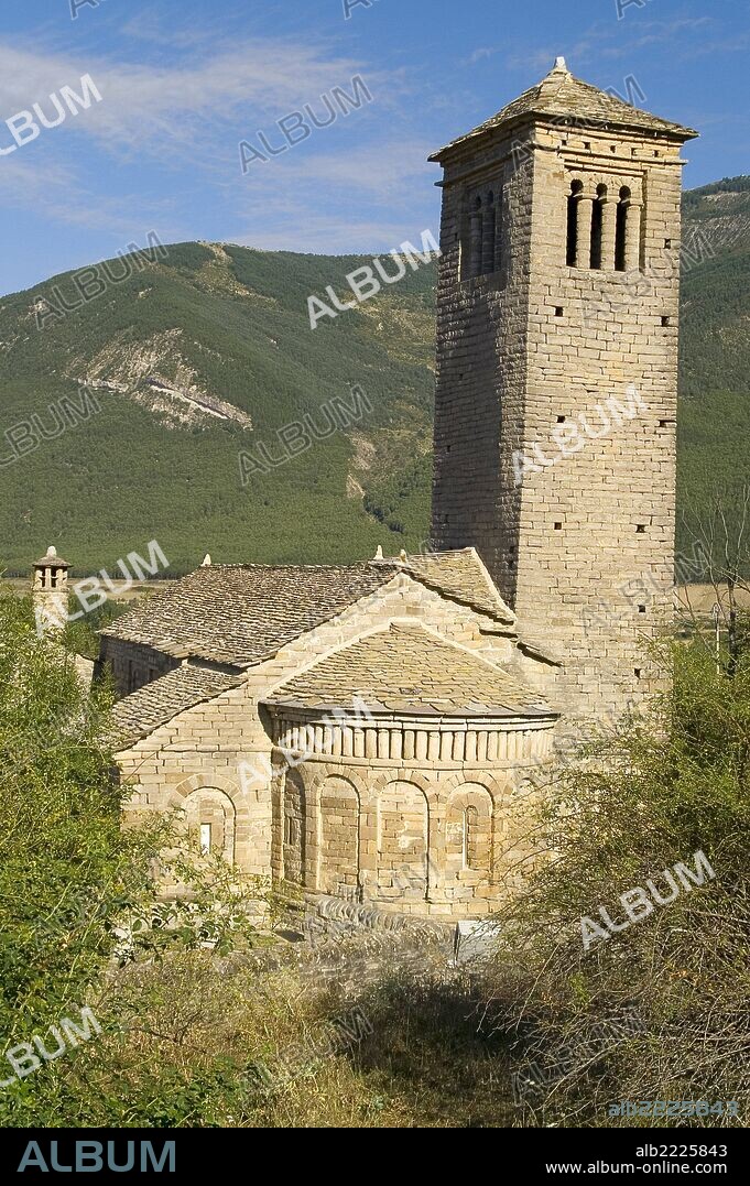 Iglesia romaníca de San Pedro . Lárrede. Serrablo.Huesca.España.