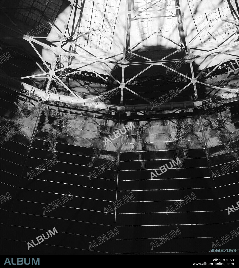INTERIOR DE LA FABRICA DE GAS O GASOMETRO DE MADRID - FOTOGRAFIA EN BLANCO Y NEGRO - AÑOS 60.