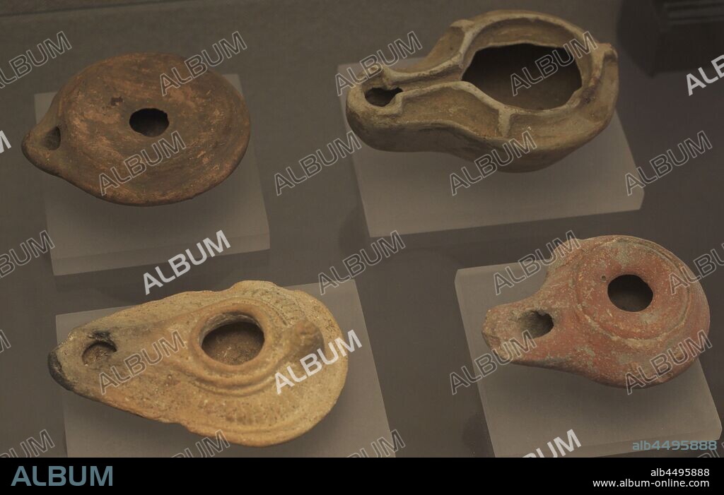 Conjunto de lucernas. Museo Arqueológico e Histórico (Castillo de San Antón). La Coruña. Galicia. España.
