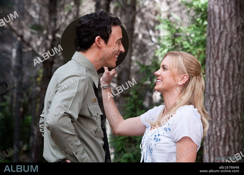 ANNA FARIS and THOMAS CAVANAGH in YOGI BEAR, 2010, directed by ERIC BREVIG. Copyright WARNER BROS. / BRAY, PHIL.