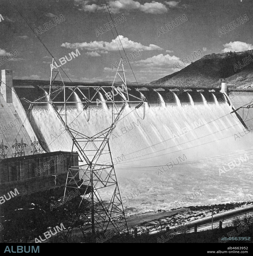 Barrage du Grand Coulee Dam sur la riviere Colorado, construit entre 1938 et 1942. Photographie de 1943. Credit : Collection Crochet/KHARBINE-TAPABOR.