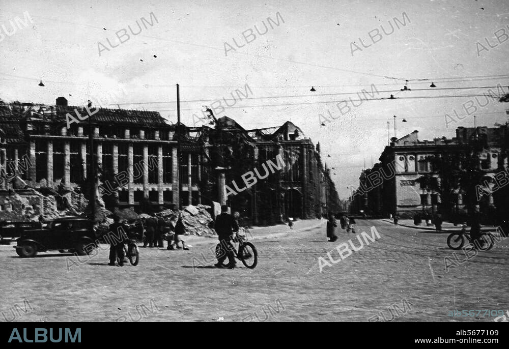 Berlin-Mitte, Leipziger Platz. Blick auf die Kriegszerstörungen am Leipziger Platz und die Ruine von Kaufhaus Wertheim. Im Hintergrund die Leipziger Straße. Fotopostkarte, nach 1945.