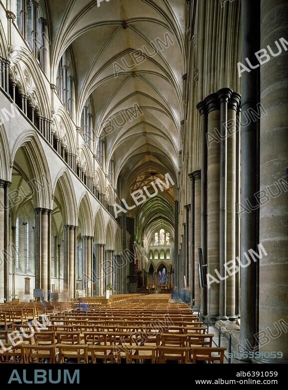 Salisbury (Wiltshire, England), Kathedrale-Salisbury Cathedral (1220 begonnen, 1258 geweiht; Turmhelm 1380).-Innnenansicht: Seitenschiff des Langhauses nach Osten.-Foto, undat.